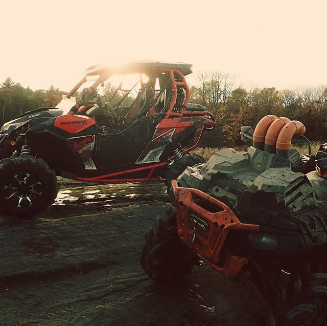 #maverickxmr vs #highlifter1000 Two top notch machines #trailside having a #beer #swampdonkeys