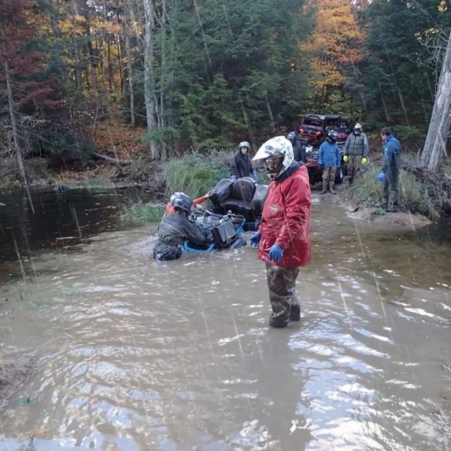 What most people will not understand is that @chriscross4653 #Honda #foreman is under his feet. That’s 4 feet of water people. #swampdonkeys